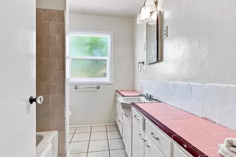 Bath - 2014 Lydia St, Escalon, CA 95320 photo 1 of 1