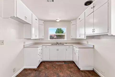 Kitchen - 2014 Lydia St, Escalon, CA 95320 photo 1 of 2