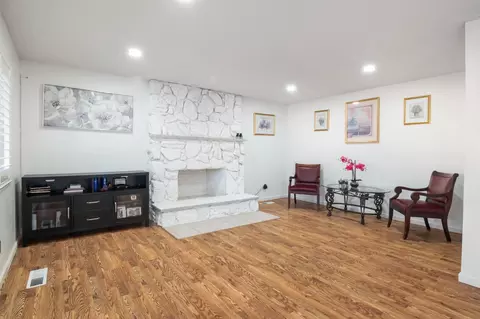 Living - 1412 Oakridge Ct, Modesto, CA 95351 photo 2 of 3