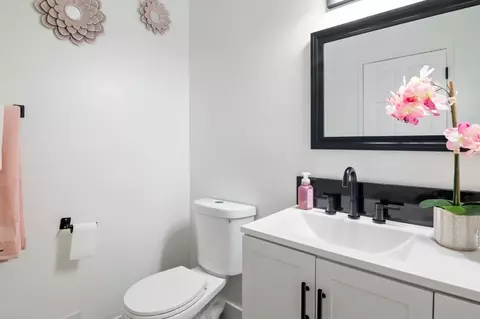 Bath - 1412 Oakridge Ct, Modesto, CA 95351 photo 1 of 3