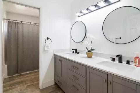Bath - 1412 Oakridge Ct, Modesto, CA 95351 photo 3 of 3