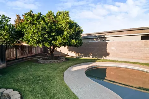 Exterior - 1412 Oakridge Ct, Modesto, CA 95351 photo 7 of 9