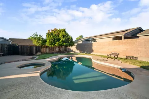 Exterior - 1412 Oakridge Ct, Modesto, CA 95351 photo 6 of 9