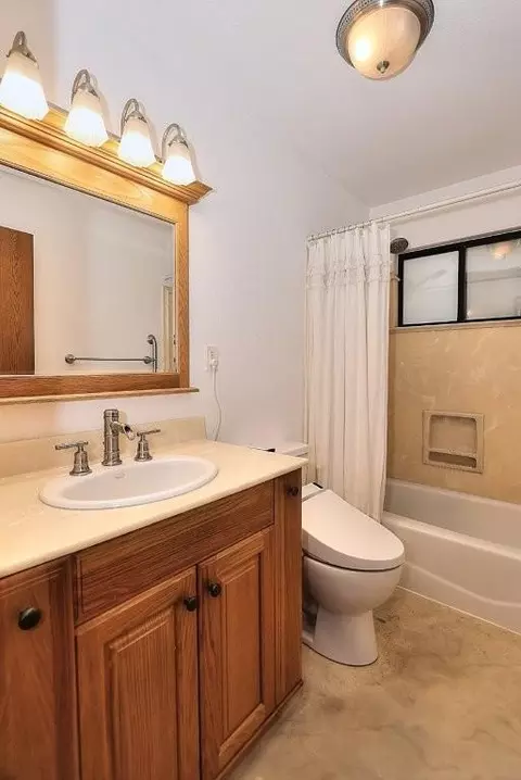 Bath - 430 Delano St, Elverta, CA 95626 photo 1 of 4