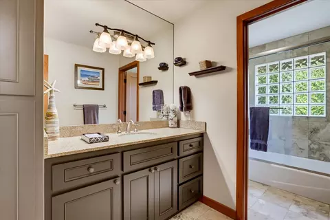 Bath - 14680 Wolf Rd, Grass Valley, CA 95949 photo 3 of 9