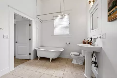 Bath - 923 3rd St, Davis, CA 95616 photo 2 of 3