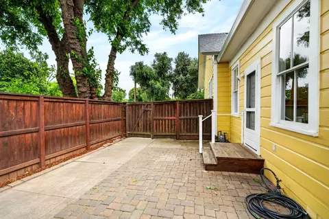 Exterior - 923 3rd St, Davis, CA 95616 photo 3 of 8