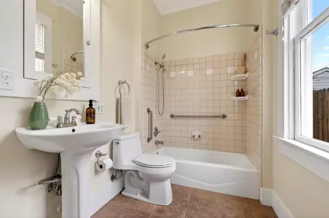 Bath - 923 3rd St, Davis, CA 95616 photo 1 of 3