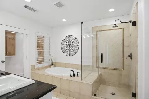 Bath - 3221 Lakeshore Ct, Modesto, CA 95355 photo 3 of 4