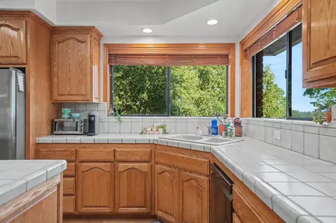 Kitchen - 13090 Trent Way, Jackson, CA 95642 photo 3 of 5