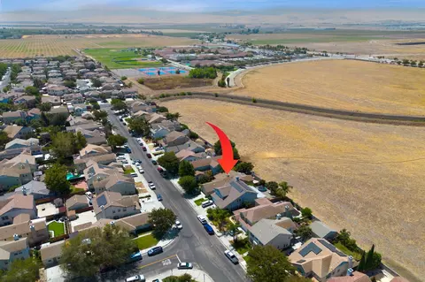 View/Area - 921 Kennedy Pl, Tracy, CA 95377 photo 2 of 13