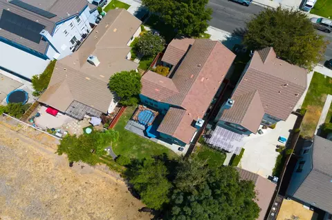 View/Area - 921 Kennedy Pl, Tracy, CA 95377 photo 8 of 13