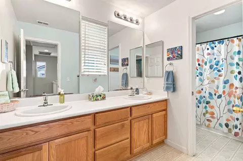 Bath - 921 Kennedy Pl, Tracy, CA 95377 photo 2 of 3