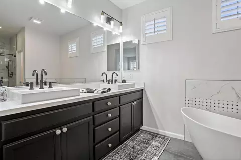 Bath - 1417 Sentinel Dr, Tracy, CA 95304 photo 3 of 5