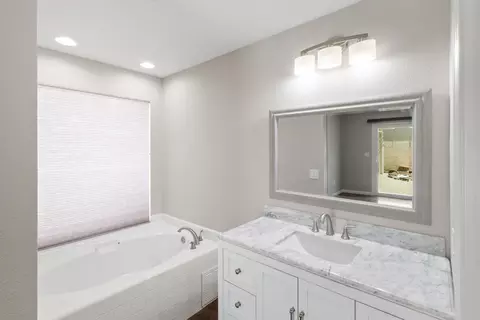Bath - 1828 Oak Leaf Dr, Modesto, CA 95354 photo 1 of 3