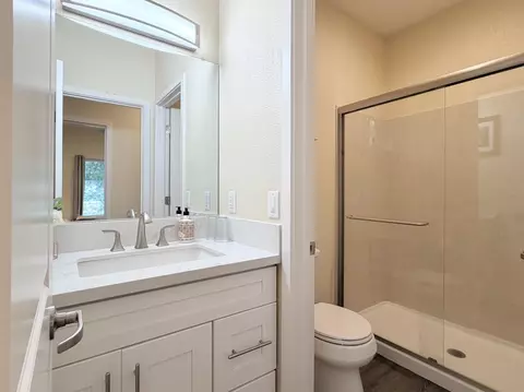 Bath - 327 J St, Davis, CA 95616 photo 3 of 4