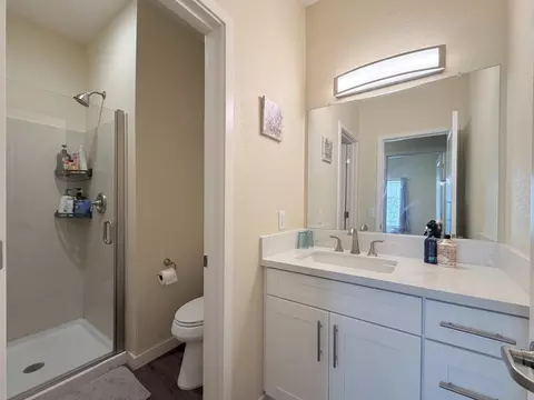 Bath - 327 J St, Davis, CA 95616 photo 4 of 4