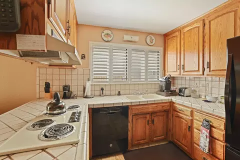 Kitchen - 213 Granada Way, Tracy, CA 95376 photo 4 of 6