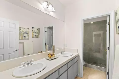 Bath - 2086 Shenandoah Dr, Tracy, CA 95377 photo 4 of 6
