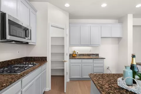 Kitchen - 2086 Shenandoah Dr, Tracy, CA 95377 photo 4 of 5
