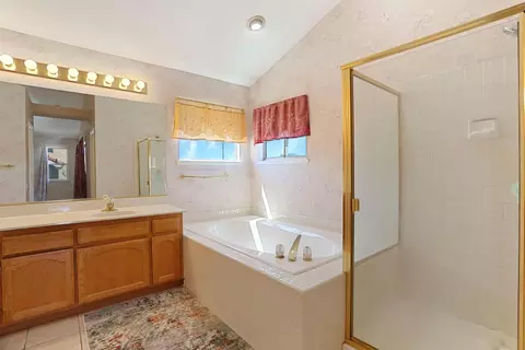 Bath - 1725 Mark Mead Ln, Modesto, CA 95356 photo 4 of 7