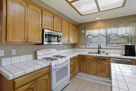 Kitchen - 1725 Mark Mead Ln, Modesto, CA 95356 photo 2 of 8