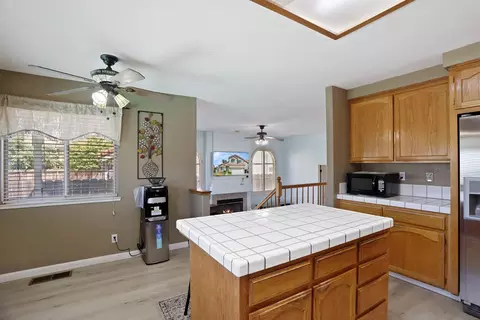 Kitchen - 1725 Mark Mead Ln, Modesto, CA 95356 photo 7 of 8