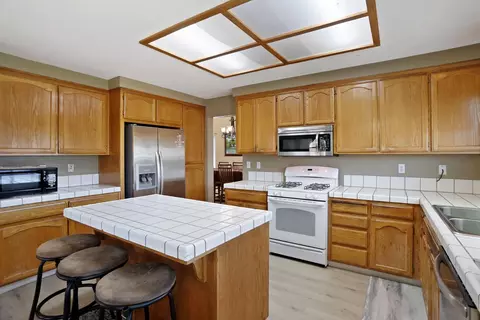 Kitchen - 1725 Mark Mead Ln, Modesto, CA 95356 photo 5 of 8