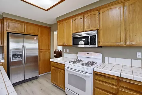 Kitchen - 1725 Mark Mead Ln, Modesto, CA 95356 photo 6 of 8
