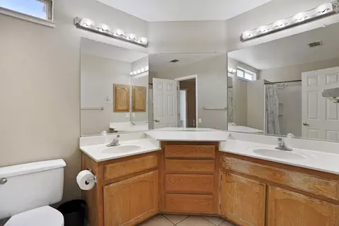 Bath - 1725 Mark Mead Ln, Modesto, CA 95356 photo 2 of 7