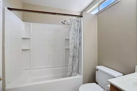 Bath - 1725 Mark Mead Ln, Modesto, CA 95356 photo 3 of 7