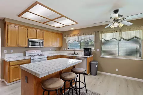 Kitchen - 1725 Mark Mead Ln, Modesto, CA 95356 photo 3 of 8