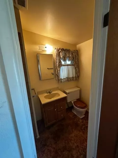 Bath - 1608 Thorsen Ave, Modesto, CA 95355 photo 2 of 3