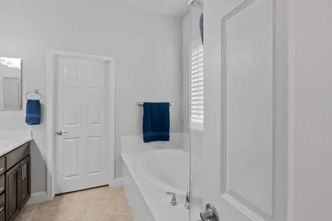 Bath - 784 Aparicio Way, Galt, CA 95632 photo 4 of 4