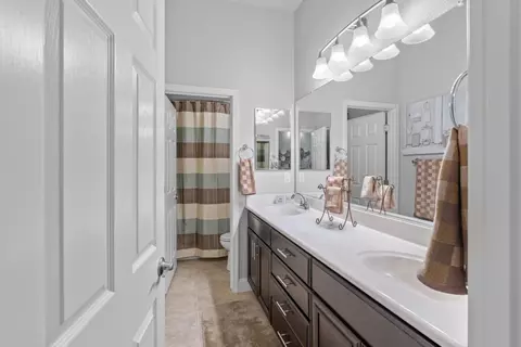 Bath - 784 Aparicio Way, Galt, CA 95632 photo 1 of 4