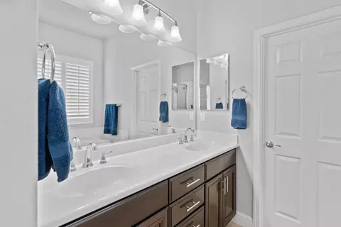 Bath - 784 Aparicio Way, Galt, CA 95632 photo 3 of 4