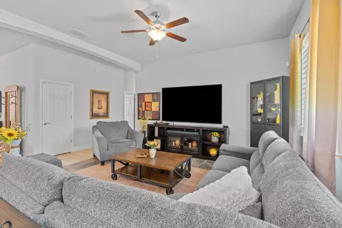 Living - 784 Aparicio Way, Galt, CA 95632 photo 3 of 4