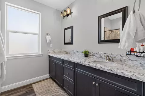Bath - 897 Gunnison Dr, Madera, CA 93638 photo 2 of 3