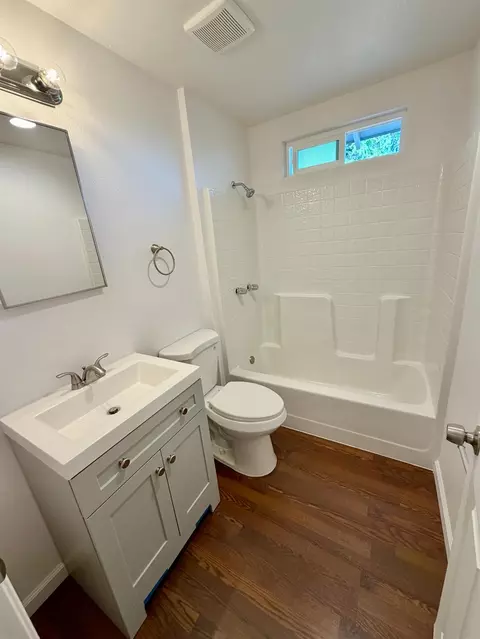 Bath - 1117 Manor Dr, Modesto, CA 95351 photo 1 of 4