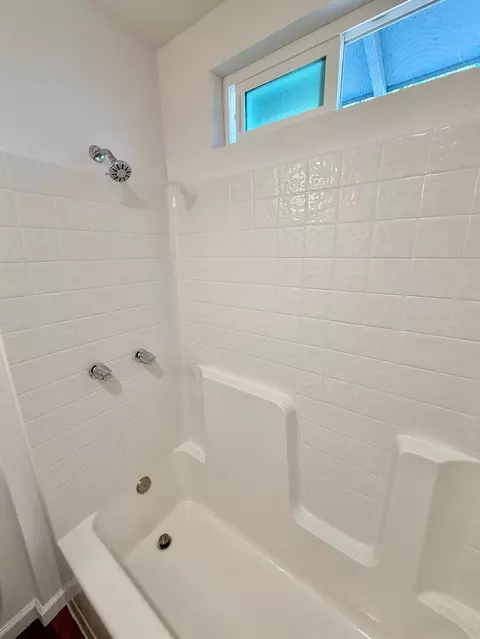 Bath - 1117 Manor Dr, Modesto, CA 95351 photo 2 of 4