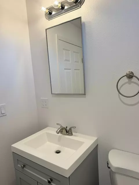 Bath - 1117 Manor Dr, Modesto, CA 95351 photo 3 of 4