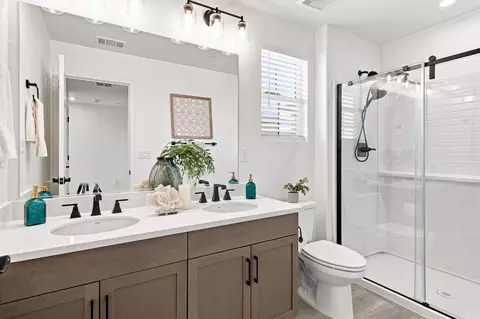 Bath - 547 Estancia St, Lathrop, CA 95330 photo 2 of 4