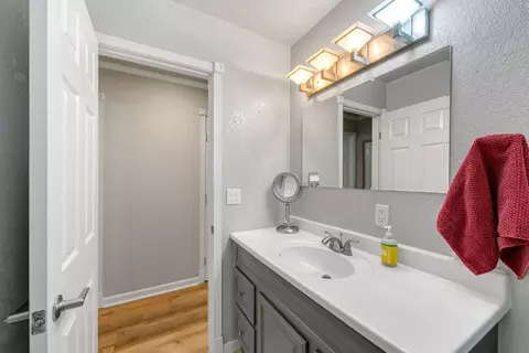 Bath - 3044 Evergreen Ct, Georgetown, CA 95634 photo 3 of 4
