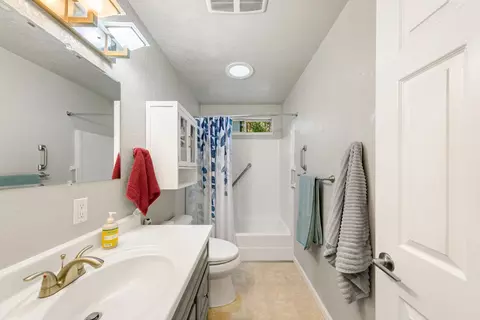 Bath - 3044 Evergreen Ct, Georgetown, CA 95634 photo 2 of 4