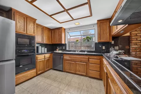 Kitchen - 5522 Engle Rd, Carmichael, CA 95608 photo 4 of 7