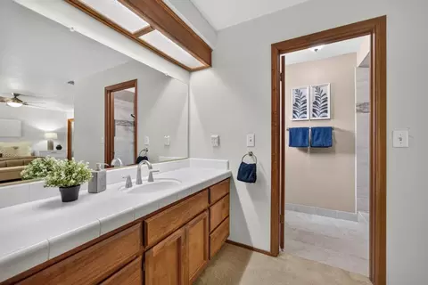 Bath - 5522 Engle Rd, Carmichael, CA 95608 photo 4 of 7