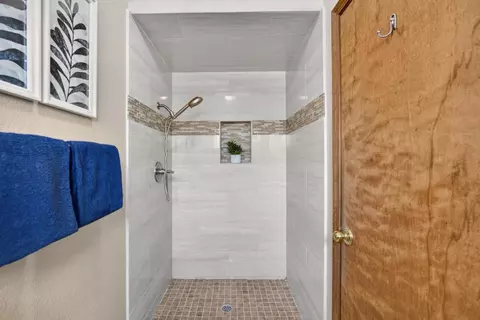 Bath - 5522 Engle Rd, Carmichael, CA 95608 photo 6 of 7
