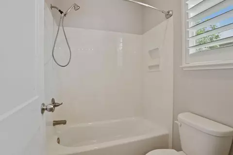 Bath - 2269 Canard Pl, Manteca, CA 95337 photo 1 of 2