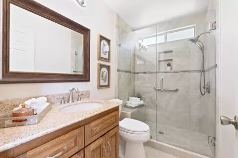 Bath - 352 Crowley Dr, Turlock, CA 95382 photo 2 of 5