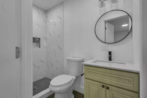 Bath - 4825 Second St, Modesto, CA 95357 photo 8 of 15